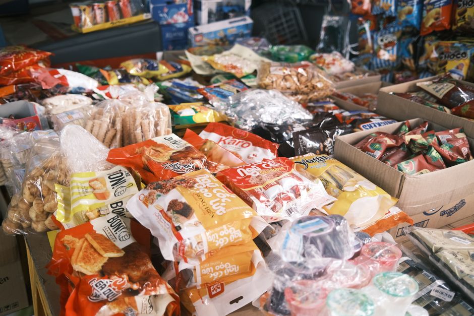 カロリーメイトをダイエット中の夜に食べるのはアリ？数値から導く判断基準\n**フォーカスキーワード：** カロリーメイト ダイエット 夜\n**slug：** caloriemate-diet-night\n**メタディスクリプション：** ダイエット中の夜間にカロリーメイトを食べる際の影響を栄養成分の数値から確認。30代会社員が遅い時間の残業や空腹対策としてスマートに取り入れる本数と注意点を解説します。\n**Amazon商品名：** 大塚製薬 カロリーメイト ブロック チョコレート味 4本\n**Amazon検索語：** 大塚製薬 カロリーメイト ブロック チョコレート味 4本\n**Amazon ASIN：** B000FQSH62\n---\n仕事で帰宅が遅くなった夜や、深夜のデスクワーク中に強烈な空腹に襲われた際、手軽につまめるカロリーメイトブロック。しかし、体脂肪を落とし、無駄なエネルギー蓄積を防ぎたい食事管理のフェーズにおいて、夜間に本製品を食べる行為にはマクロ栄養素の観点から慎重な判断が必要です。 関連イメージ1