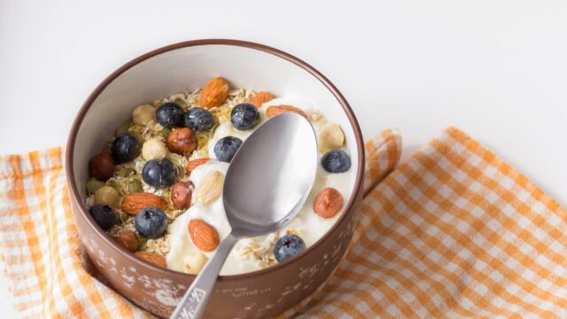 コンビニ ヨーグルト ダイエットへの活用法まとめ|種類別カロリー・たんぱく質比較とおすすめの食べ方