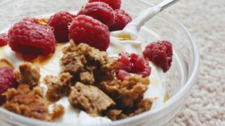 オイコス 糖質を味別に比較｜ダイエット向けの選び方とコンビニ購入のコツ