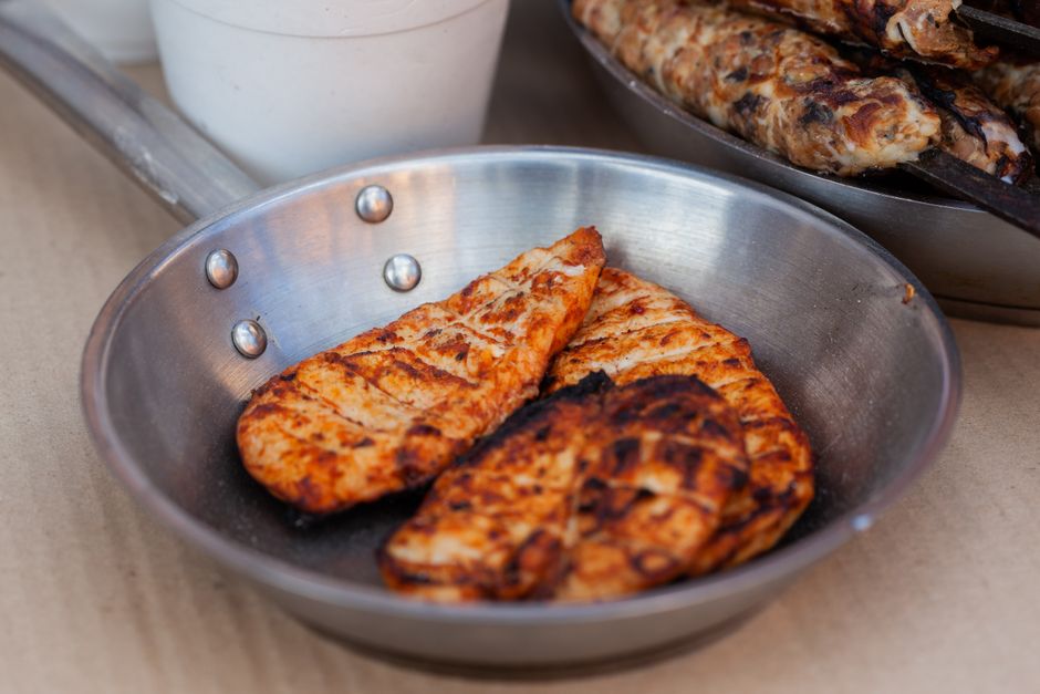 コンビニのサラダチキンはレンジ温めで美味しくなる?数値と注意点\n**フォーカスキーワード:** サラダチキン レンジ コンビニ\n**slug:** salad-chicken-microwave-convenience\n**メタディスクリプション:** コンビニのサラダチキンを電子レンジで温めて食べる際のメリットと正確な手順を解説。30代会社員がオフィスや自宅でパサつきを抑えてスマートにタンパク質を補給する判断基準を解説します。\n**Amazon商品名:** プリマハム 直火焼ササミ プレーン 10本\n**Amazon検索語:** プリマハム サラダチキン ササミ プレーン\n**Amazon ASIN:** B0BX93P5JS\n---\nコンビニのチルド棚に並ぶサラダチキンは、冷たいまま食べるのが一般的です。しかし、電子レンジで軽く温めることで、鶏むね肉特有のパサつきが和らぎ、格段に食べやすくなる特性があります。オフィスや自宅のレンジを使って美味しく食べるための正確な手順と数値、注意点について解説します。 関連イメージ1