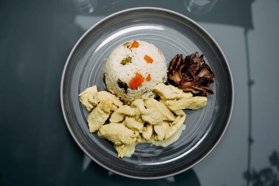 コンビニのサラダチキンはレンジ温めで美味しくなる?数値と注意点\n**フォーカスキーワード:** サラダチキン レンジ コンビニ\n**slug:** salad-chicken-microwave-convenience\n**メタディスクリプション:** コンビニのサラダチキンを電子レンジで温めて食べる際のメリットと正確な手順を解説。30代会社員がオフィスや自宅でパサつきを抑えてスマートにタンパク質を補給する判断基準を解説します。\n**Amazon商品名:** プリマハム 直火焼ササミ プレーン 10本\n**Amazon検索語:** プリマハム サラダチキン ササミ プレーン\n**Amazon ASIN:** B0BX93P5JS\n---\nコンビニのチルド棚に並ぶサラダチキンは、冷たいまま食べるのが一般的です。しかし、電子レンジで軽く温めることで、鶏むね肉特有のパサつきが和らぎ、格段に食べやすくなる特性があります。オフィスや自宅のレンジを使って美味しく食べるための正確な手順と数値、注意点について解説します。 関連イメージ2